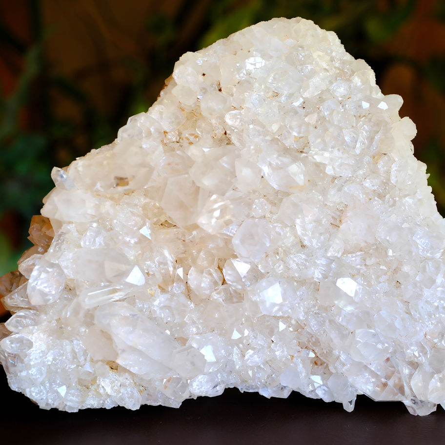 白い結晶群 写真少ない。光を反射する美しい水晶の塊、ヒーリングサロンアース。
