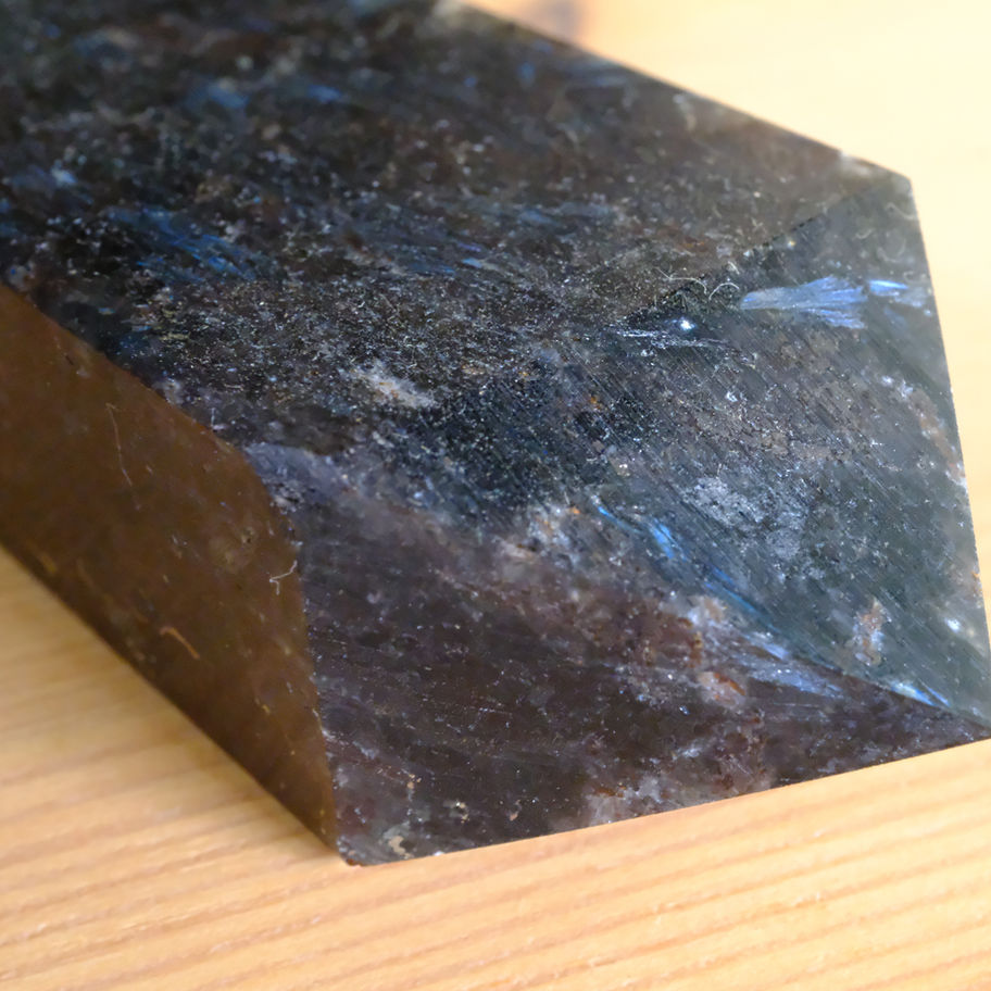 青と黒の石のクローズアップ、鉱物の詳細、自然の美しさ、写真少ない。