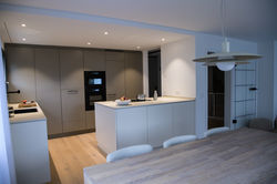 Küche Umbau Modern grau weiss schwarz Holzkopf