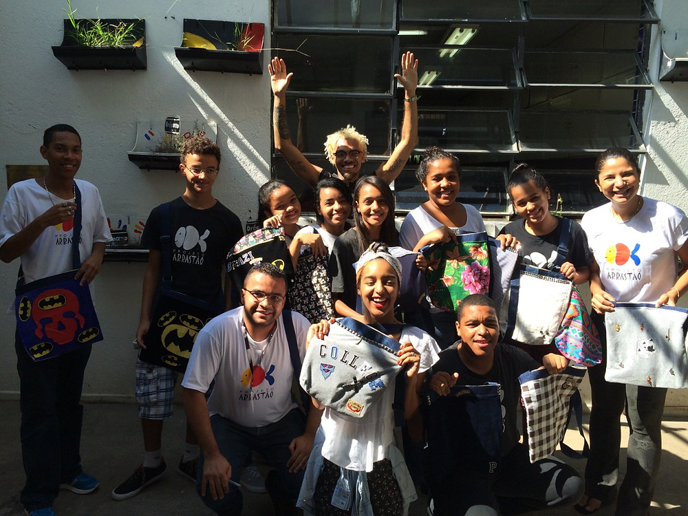 Flá Apolinário e seus alunos de aula de Upcycling
