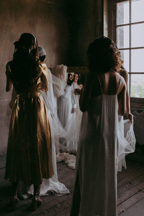 Préparatifs mariée et demoiselles d'honneur, dans l'éditorial mariage, Quintessence par la fleuriste Aude Rose