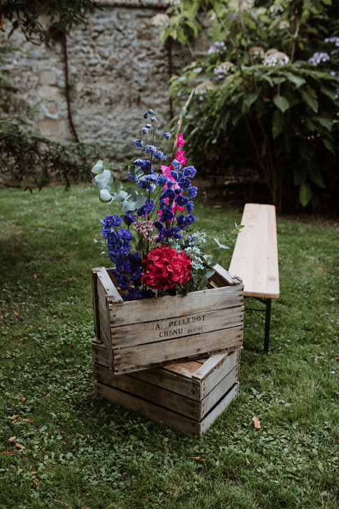 Composition florale de mariage, décor fleuri vintage dans un cageot de pommes