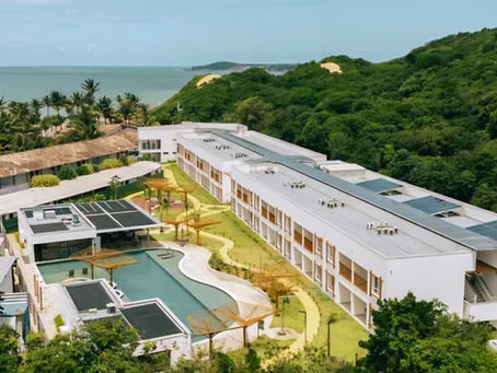 Vista área de hotel na Praia da Pipa RN com piscina, área de lazer e área verde