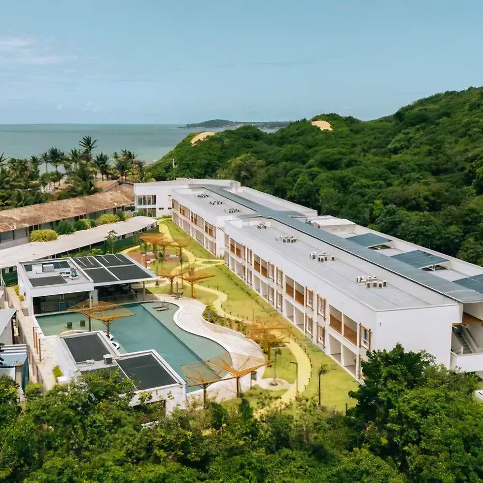 Vista área de hotel na Praia da Pipa RN com piscina, área de lazer e área verde