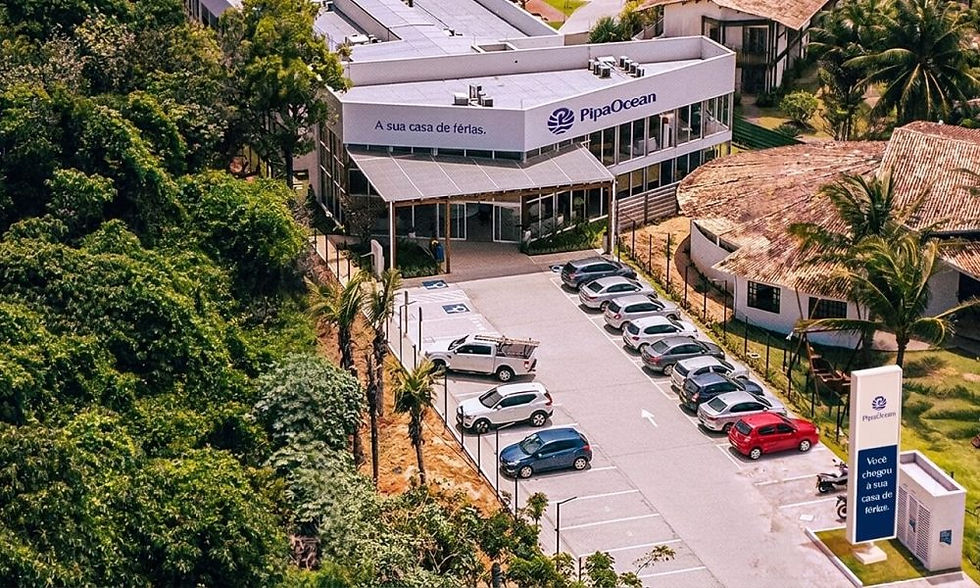 Área externa de hotel na Praia da Pipa com estacionamento e vegetação ao redor
