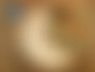 Foto de qualidade de um prato com os talheres e alimentos saudáveis simbolizando um relógio marcando 8 horas, que é a janela de alimentação abordada no texto sobre jejum intermitente