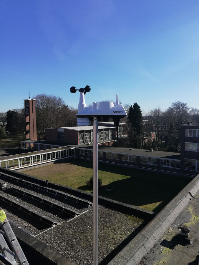 Weerstation op het dak van het sjt