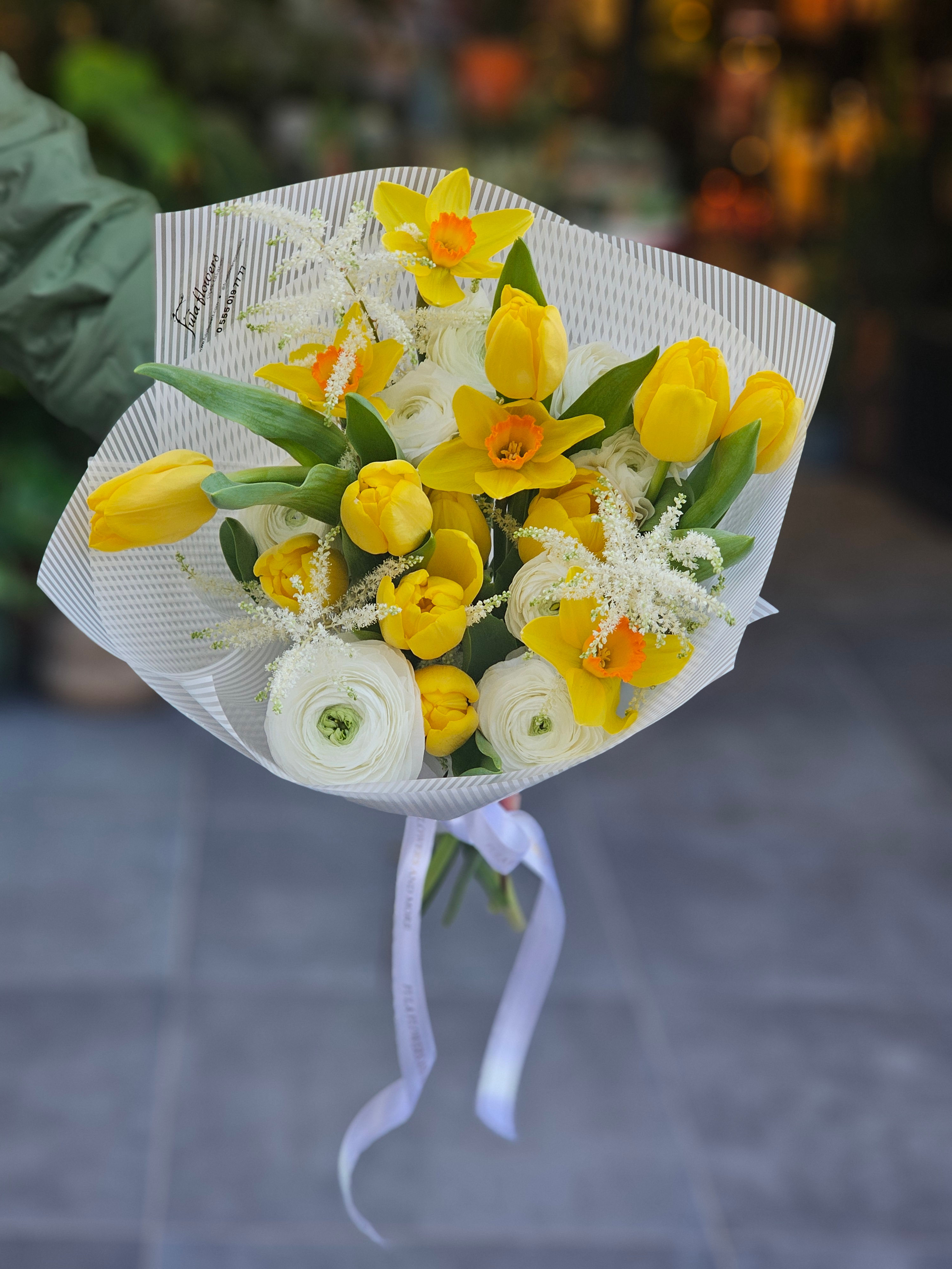 Sarı laleli bahar buketi