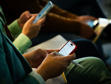 handen met smartphones tijdens een interactief moment