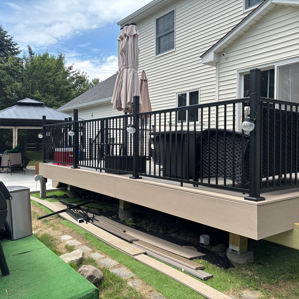 Trex deck with aluminum railings in Rockland County NY – custom outdoor deck by Shaping Houses.