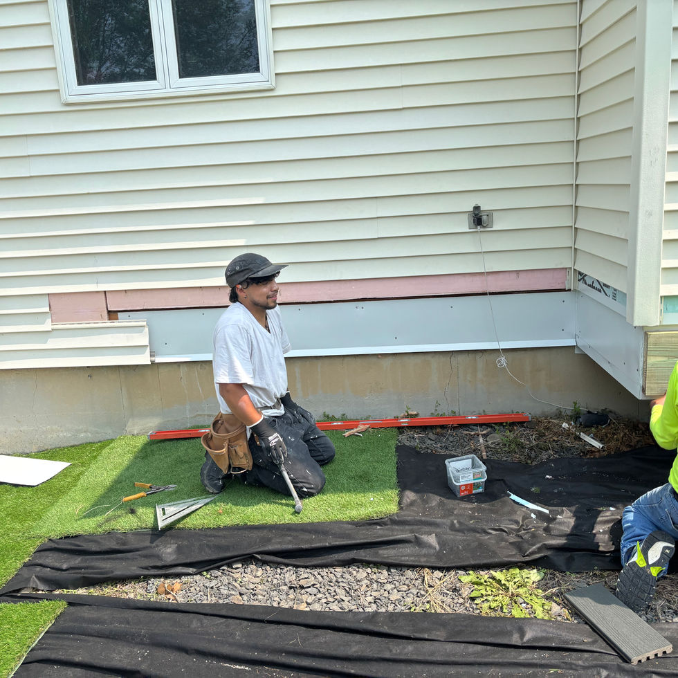 Trex deck with aluminum railings in Rockland County NY – custom outdoor deck by Shaping Houses.