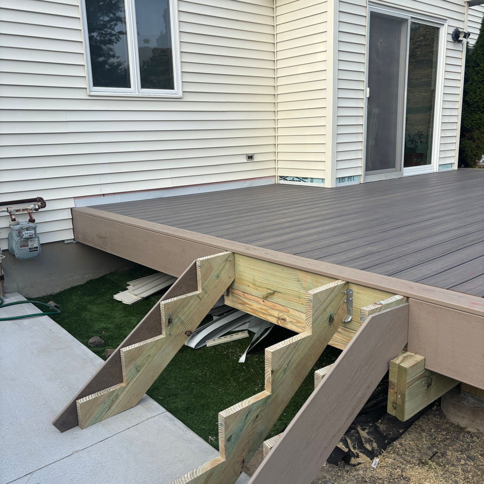 Trex deck with aluminum railings in Rockland County NY – custom outdoor deck by Shaping Houses.