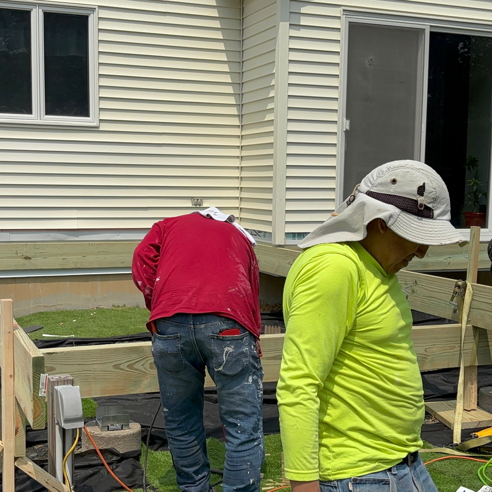 Trex deck with aluminum railings in Rockland County NY – custom outdoor deck by Shaping Houses.