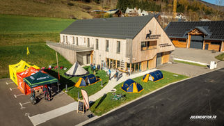 Adventure Mountain, tente et clients devant le bâtiment avec le texte Julienkarton.fr.