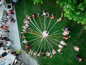 Photo de groupe vue du ciel lors d'un mariage, invités disposés en rayons