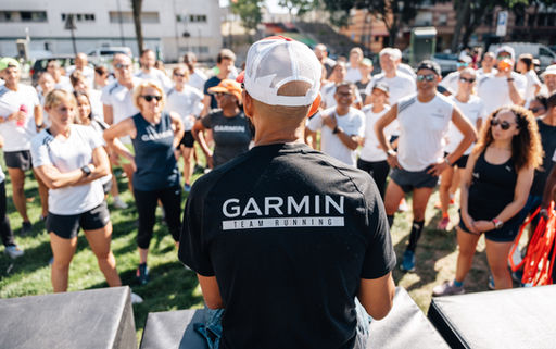GARMIN Team Running in front of a group of runners, team building and training