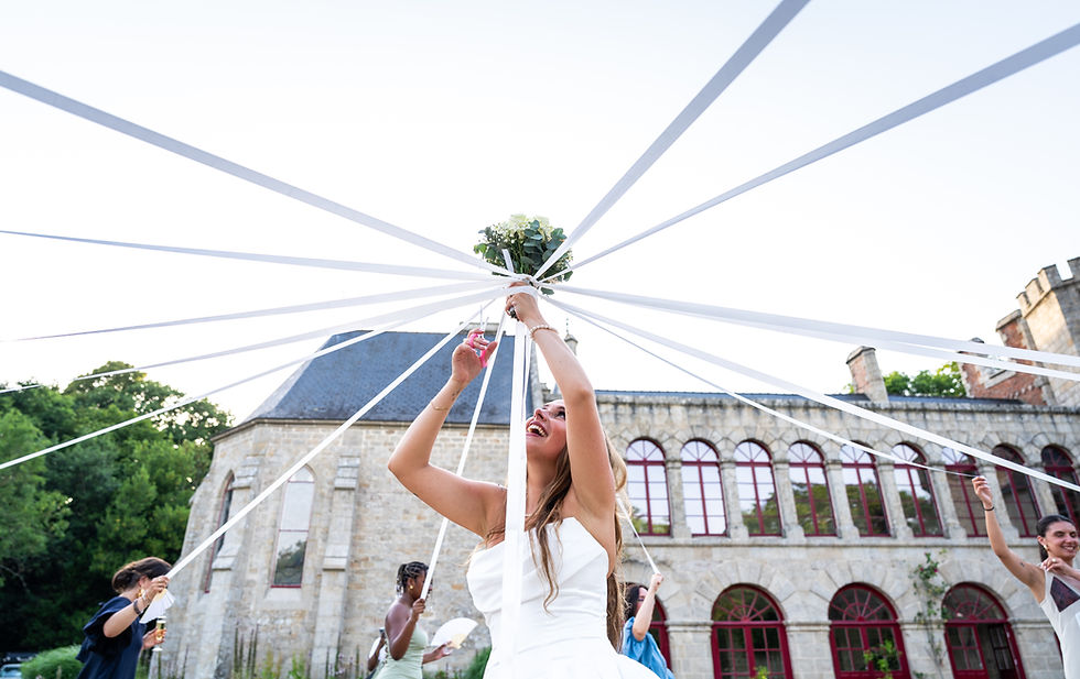 Jeu des rubans avec le bouquet de la mariée pendant un vin d'honneur de mariage