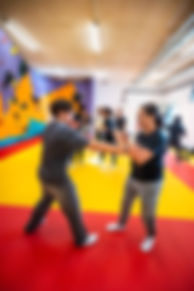 deux adolescents en train de s'entraîner à faire des prises de self défense