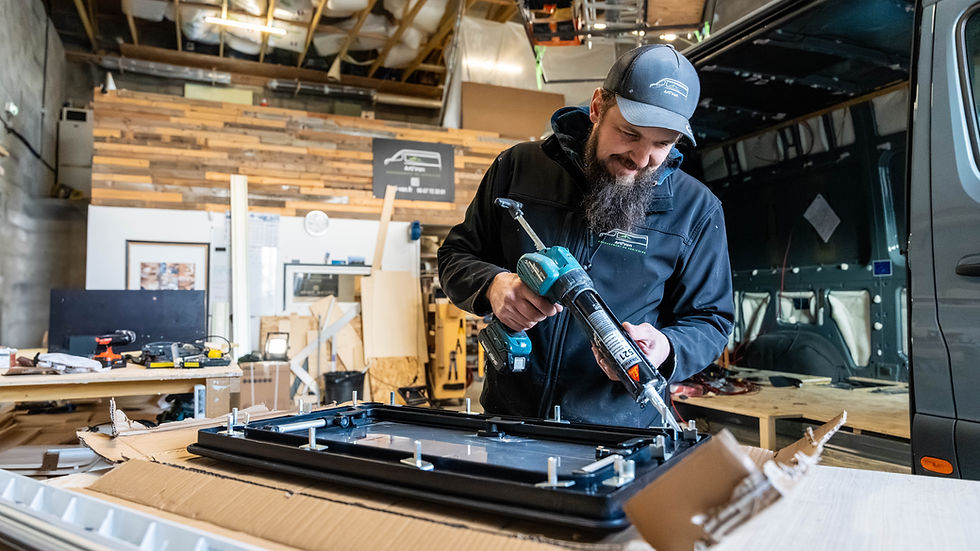 Artisan au travail dans son atelier d'agencement
