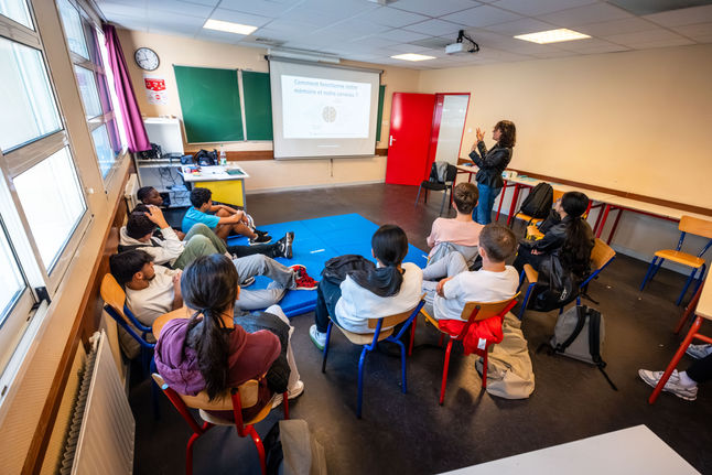 adolescents assis côte à côte dans une salle de classe pendant un stage
