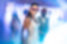 Couple souriant avec lunettes en forme de cœur, ambiance festive, photographe vidéaste mariage
