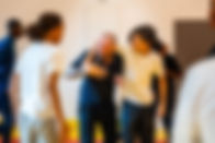 coach en self défense en train de faire un cours de self défense à des adolescents