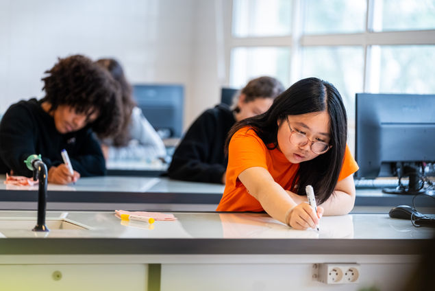 ado dans une salle de classe