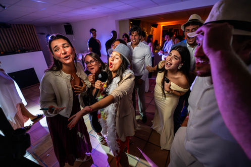 Groupe de personnes qui chantent au karaoké, photographe vidéaste mariage.