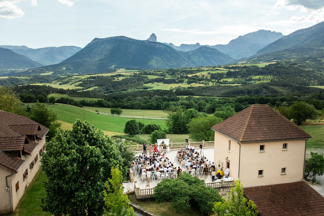 Vue panoramique sur une cérémonie de mariage, montagnes en arrière-plan et nature.