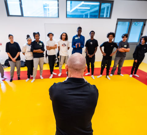 coach en self défense en train d'expliquer au adolescents le stage