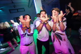 Trois personnes sourient et dansent à une fête. Vidéaste photographe événementiel et entreprise.