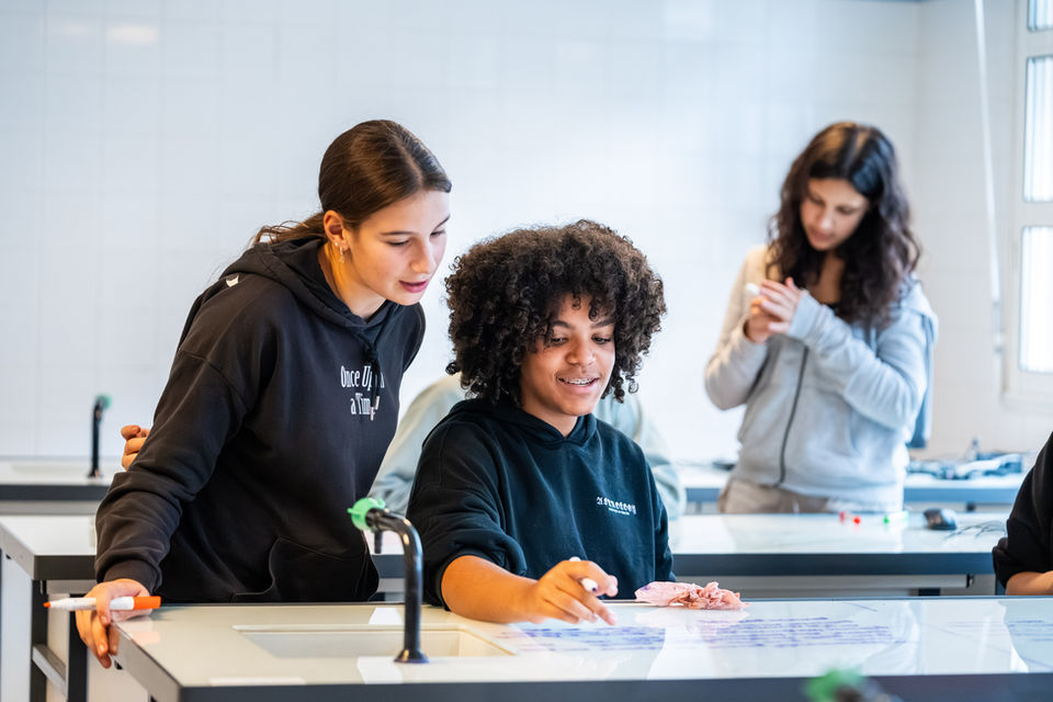 intervenante dans salle de classe avec adolescente