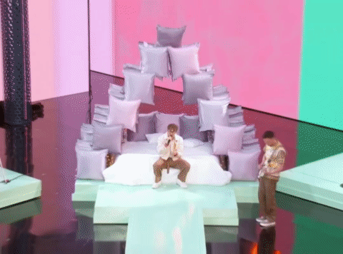 Installation "pyramid pillows ga"