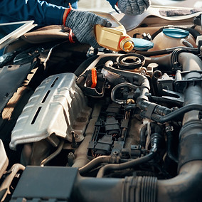 mechanics-changing-engine-oil-B6JH2VY.jp