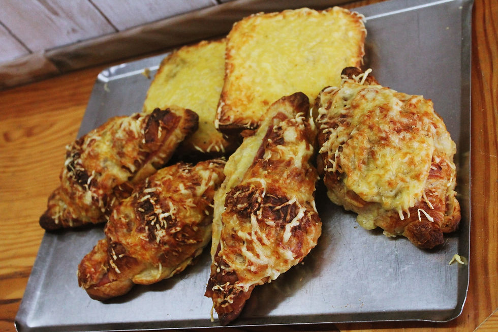 Le croque-monsieur & les croissants.