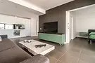 Soggiorno contemporaneo con divano e apertura verso la terrazza, progetto Millennial Apartment a Fuerteventura – H&H Design