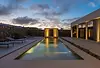 Proyecto de interiorismo en Fuerteventura, villa moderna con piscina e iluminación arquitectónica de H&H Design