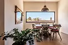 Zona pranzo con grande finestra e vista sul giardino, progetto Villa Destino a Fuerteventura – H&H Design
