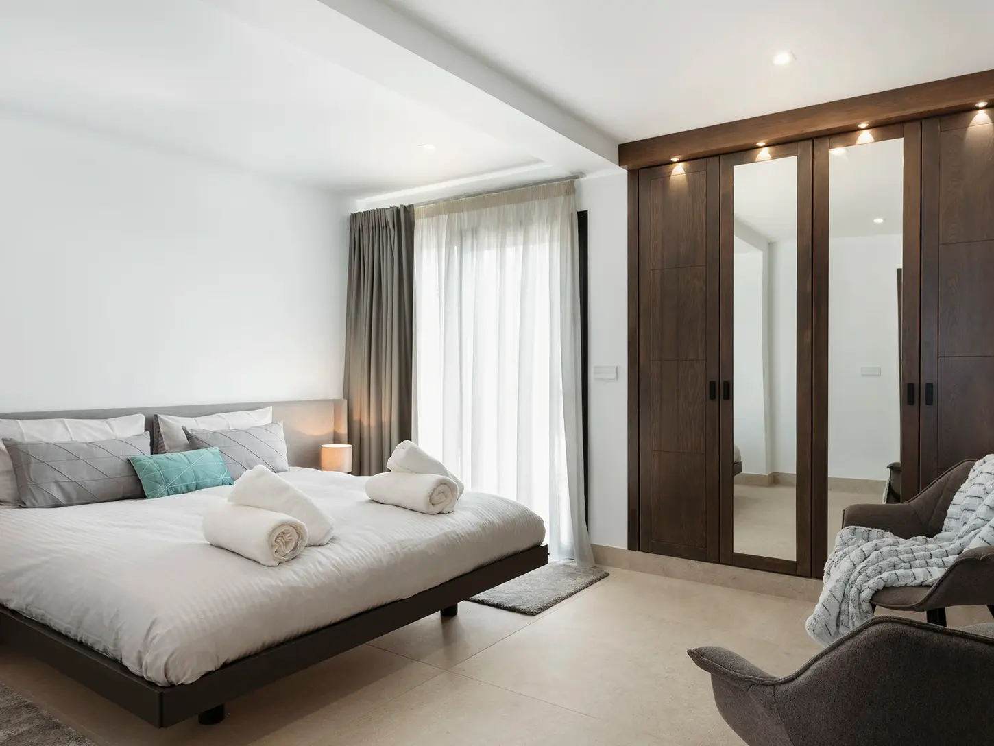Bedroom with essential furnishings and a bright atmosphere