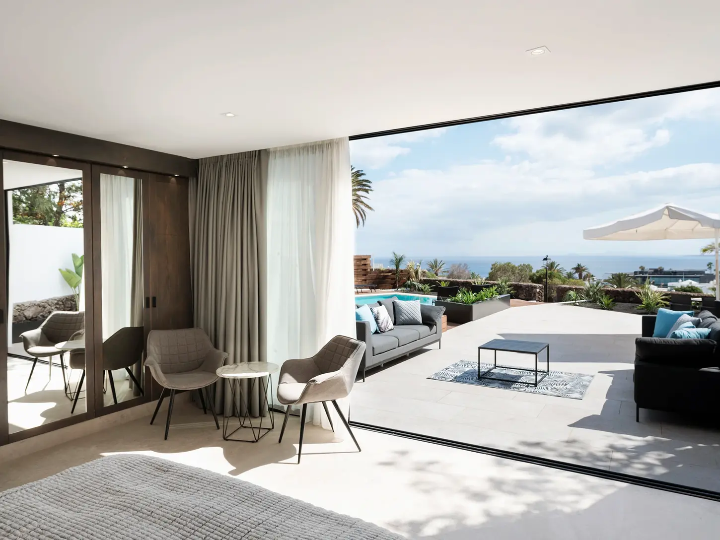 Bedroom opening onto the terrace and panoramic view