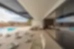 Espacios exteriores de una villa en Fuerteventura con piscina, zona de relax y pérgola bioclimática