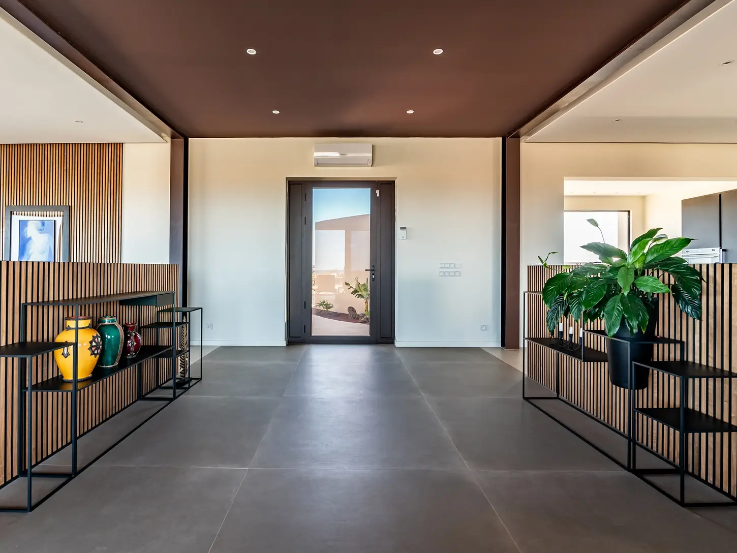 Entrance with central corridor and view of the internal rooms