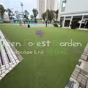 學校課室外圍人造草皮鋪設完工實景，邊緣收邊精準，打造乾淨整潔的校園綠色活動空間。