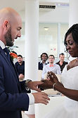 la mariée lui passe la bague