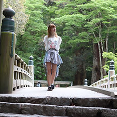 Ich laufe über eine japanische Brücke in der Natur
