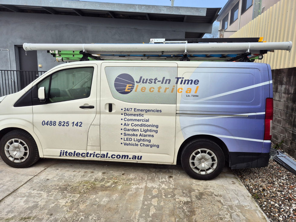 JUST IN TIME_VEHICLE WRAPPING_COMPANY BRANDING_FLEET BRANDING_LARGE FORMAT PRINTING_FULL VEHICLE WRAP _GRAPHTEQ_2