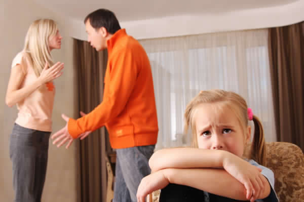 parents-fighting-in-front-of-daughter_oy42yg