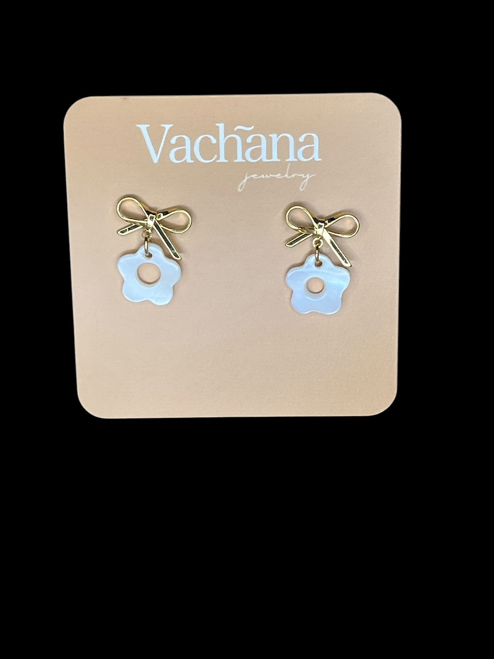 Thumbnail: Oorbel strik goud met wit bloemetje 