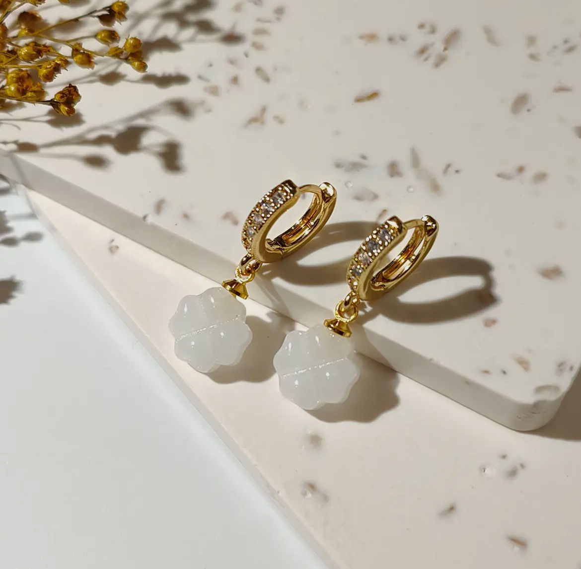 Oorbel goud met witte bloem