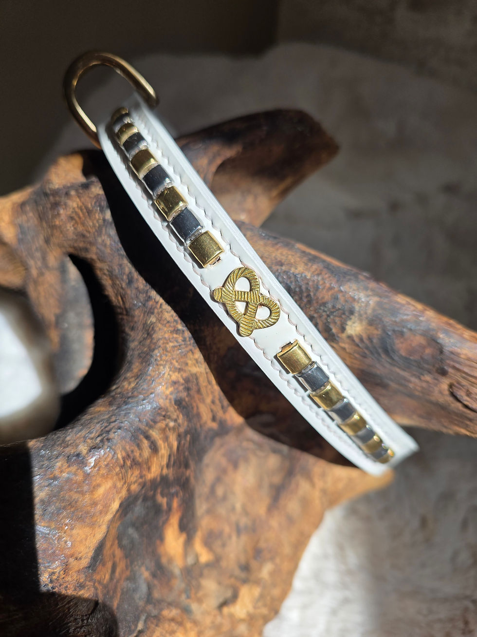 Thumbnail: 



Staffordshire Bull Terrier Collar - White Patent Leather Gold Silver Mix